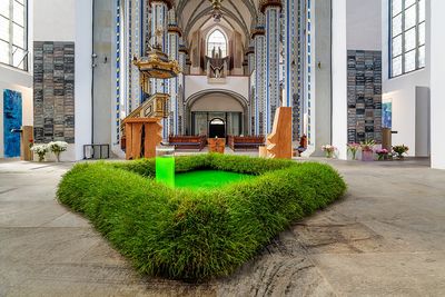 Ein Teich vor dem Altar