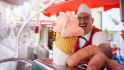  Giuseppe „Beppo“ Montuori und seine rot-weiße Eiskutsche. Der Gelatiere verkauft in dem Allgäuer Kneippkurort über 15 saisonal wechselnde Sorten