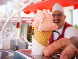 Giuseppe „Beppo“ Montuori und seine rot-weiße Eiskutsche. Der Gelatiere verkauft in dem Allgäuer Kneippkurort über 15 saisonal wechselnde Sorten Giuseppe „Beppo“ Montuori und seine rot-weiße Eiskutsche. Der Gelatiere verkauft in dem Allgäuer Kneippkurort über 15 saisonal wechselnde Sorten