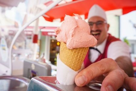  Giuseppe „Beppo“ Montuori und seine rot-weiße Eiskutsche. Der Gelatiere verkauft in dem Allgäuer Kneippkurort über 15 saisonal wechselnde Sorten