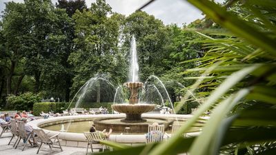 Am AlpenSole-Springbrunnen im Königlichen Kurgarten müssen Bad-Reichenhall-Gäste nichts weiter tun als im Liegestuhl zu chillen, um das gesunde Heilmittel einzuatmen