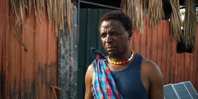 Nawis Vater Eree (Ochungo Benson) will Nawi gegen ihren Willen verheiraten