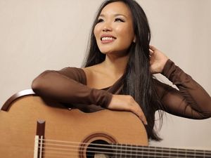 Thu Le ist eine international preisgekrönte klassische Gitarristin, die in Hanoi, Vietnam, geboren wurde Thu Le ist eine international preisgekrönte klassische Gitarristin, die in Hanoi, Vietnam, geboren wurde