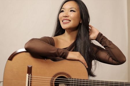 Thu Le ist eine international preisgekrönte klassische Gitarristin, die in Hanoi, Vietnam, geboren wurde
