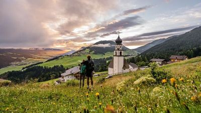 Wanderschuhe an, Alltag aus: Allein in Österreich gibt es mehr als 50.000 ausgewiesene Wanderkilometer. Circa 65 Gehstunden davon marschieren Bergliebhaber auf dem Fernwanderweg „Hoch und Heilig“