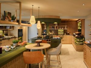 Nach einem Tag in den Bergen lädt das AUI in Meransen zum entspannten Ausklang ein: beim Kochen in der Community Kitchen Nach einem Tag in den Bergen lädt das AUI in Meransen zum entspannten Ausklang ein: beim Kochen in der Community Kitchen