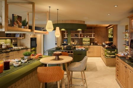 Nach einem Tag in den Bergen lädt das AUI in Meransen zum entspannten Ausklang ein: beim Kochen in der Community Kitchen