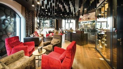 Nach dem Tag auf dem Golfplatz rückt im Hotel Der Löwe der Genuss in den Mittelpunkt – von der Lions Lounge bis zur Pinzgauer Kulinarik am Abend