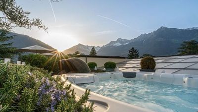 Umgeben von mediterranen Pflanzen und alten Bäumen entspannen Gäste des Südtiroler Hotel Mignon im Wellnessbereich oder wahlweise auch auf der privaten Dachterrasse der Penthouse- und Spa-Suiten
