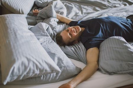 Endlich mal wieder erholt aufwachen: Die Kurz-Pauschale „Schlaf-Schnuppern“ im neu prädikatisierten Allgäuer Kneippheilbad Füssen beinhaltet Coachings, Ernährungsberatung, Yoga, ein Kräuterseminar sowie eine Einführung in die Anwendungen des „Wasserdoktors“