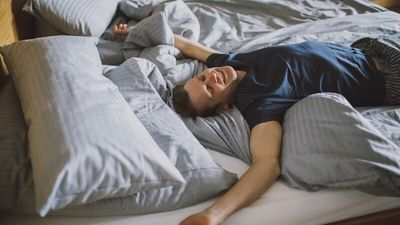 Endlich mal wieder erholt aufwachen: Die Kurz-Pauschale „Schlaf-Schnuppern“ im neu prädikatisierten Allgäuer Kneippheilbad Füssen beinhaltet Coachings, Ernährungsberatung, Yoga, ein Kräuterseminar sowie eine Einführung in die Anwendungen des „Wasserdoktors“