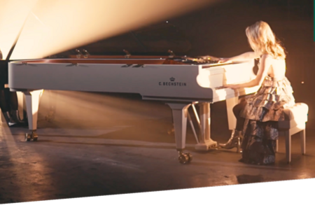 QUEENZ OF PIANO erschaffen mit "Interstellar X Moonlight Sonata" (VÖ: 04. April) eine atemberaubende Fusion aus Beethovens Mondscheinsonate