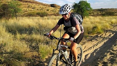 Vier Länder und eine vierstellige Kilometerzahl von den Victoriafällen bis nach Kapstadt: Versierte Mountainbiker erkunden das südliche Afrika auf der dreiwöchigen Tour des Münchner Veranstalters Hauser Exkursionen