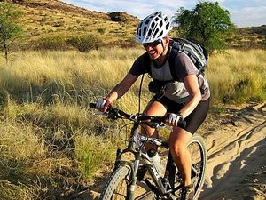 Vier Länder und eine vierstellige Kilometerzahl von den Victoriafällen bis nach Kapstadt: Versierte Mountainbiker erkunden das südliche Afrika auf der dreiwöchigen Tour des Münchner Veranstalters Hauser Exkursionen Vier Länder und eine vierstellige Kilometerzahl von den Victoriafällen bis nach Kapstadt: Versierte Mountainbiker erkunden das südliche Afrika auf der dreiwöchigen Tour des Münchner Veranstalters Hauser Exkursionen