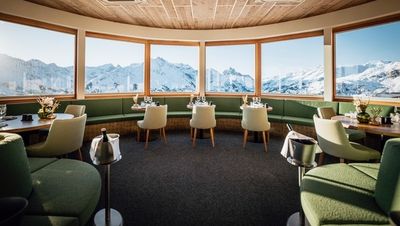 Eines der höchstgelegenen Haubenlokale Europas: In der Wintersaison genießen Gäste der Verwallstube am Galzig in St. Anton am Arlberg/Tirol auf 2.085 Metern ein außergewöhnliches Candle-Light-Dinner