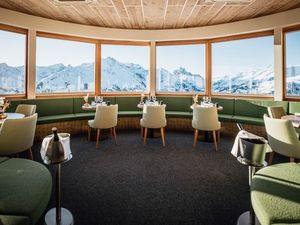 Eines der höchstgelegenen Haubenlokale Europas: In der Wintersaison genießen Gäste der Verwallstube am Galzig in St. Anton am Arlberg/Tirol auf 2.085 Metern ein außergewöhnliches Candle-Light-Dinner Eines der höchstgelegenen Haubenlokale Europas: In der Wintersaison genießen Gäste der Verwallstube am Galzig in St. Anton am Arlberg/Tirol auf 2.085 Metern ein außergewöhnliches Candle-Light-Dinner