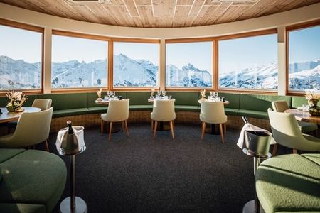 Eines der höchstgelegenen Haubenlokale Europas: In der Wintersaison genießen Gäste der Verwallstube am Galzig in St. Anton am Arlberg/Tirol auf 2.085 Metern ein außergewöhnliches Candle-Light-Dinner