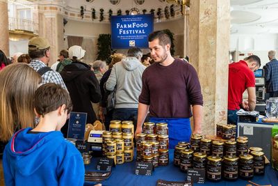 Beim „FarmFood Festival“ im Kurhaus von Meran naschen sich Feinschmecker durch die bäuerlichen Köstlichkeiten des Südtiroler Qualitätssiegels „Roter Hahn“ – präsentiert von ihren landwirtschaftlichen Produzenten