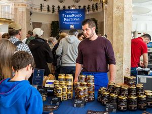 Beim „FarmFood Festival“ im Kurhaus von Meran naschen sich Feinschmecker durch die bäuerlichen Köstlichkeiten des Südtiroler Qualitätssiegels „Roter Hahn“ – präsentiert von ihren landwirtschaftlichen Produzenten Beim „FarmFood Festival“ im Kurhaus von Meran naschen sich Feinschmecker durch die bäuerlichen Köstlichkeiten des Südtiroler Qualitätssiegels „Roter Hahn“ – präsentiert von ihren landwirtschaftlichen Produzenten