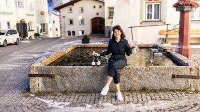 „Weisses Kreuz“-Chefin Mara Theiner ist die nunmehr sechste Generation, die das heutige Vier-Sterne-Superior-Haus im Südtiroler Vinschgau in die Zukunft führt