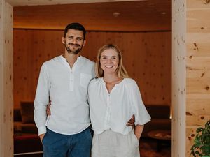 Geschäftsführer Stephan Mühlmann und seine Frau Evelin freuen sich über den fünften World Travel Award für das Naturhotel Leitlhof im Südtiroler Hochpustertal Geschäftsführer Stephan Mühlmann und seine Frau Evelin freuen sich über den fünften World Travel Award für das Naturhotel Leitlhof im Südtiroler Hochpustertal