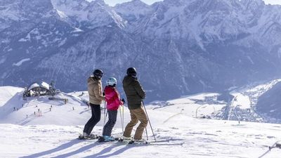 Auf dem Osttiroler Sonnenplateau Zettersfeld genießen Sportbegeisterte den Panoramablick auf die Lienzer Dolomiten. Gäste des harry’s home Lienz erreichen das Wintersportgebiet in wenigen Gehminuten