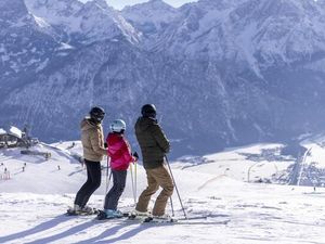 Auf dem Osttiroler Sonnenplateau Zettersfeld genießen Sportbegeisterte den Panoramablick auf die Lienzer Dolomiten. Gäste des harry’s home Lienz erreichen das Wintersportgebiet in wenigen Gehminuten Auf dem Osttiroler Sonnenplateau Zettersfeld genießen Sportbegeisterte den Panoramablick auf die Lienzer Dolomiten. Gäste des harry’s home Lienz erreichen das Wintersportgebiet in wenigen Gehminuten
