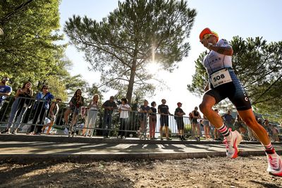 Mitten in der Kulisse des Lago Maggiore messen sich Sportler beim Locarno Triathlon in Schwimmen, Radfahren und Laufen – vom Kids Race bis zur Mitteldistanz