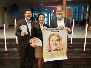 Bernd Jung (Vorstandsvorsitzender der Sparkasse Essen), Marie Babette Nierenz (Intendantin der Philharmonie Essen), Fritz Frömming (Geschäftsführer Theater und Philharmonie Essen) Bernd Jung (Vorstandsvorsitzender der Sparkasse Essen), Marie Babette Nierenz (Intendantin der Philharmonie Essen), Fritz Frömming (Geschäftsführer Theater und Philharmonie Essen)
