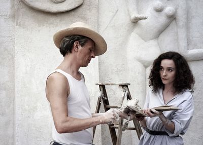 Max Ernst (Alexander Scheer) und Leonora Carrington (Olivia Vinall) haben eine stürmische Liebesaffäre
