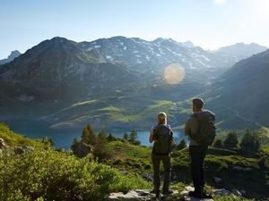 Auf der Mehrtagestour entlang des Lechwegs allgegenwärtig ist der namensgebende Wildfluss, den Wanderer vom Ursprung am Formarinsee bei Lech/Österreich bis zum Lechfall in Füssen/Bayern begleiten Auf der Mehrtagestour entlang des Lechwegs allgegenwärtig ist der namensgebende Wildfluss, den Wanderer vom Ursprung am Formarinsee bei Lech/Österreich bis zum Lechfall in Füssen/Bayern begleiten