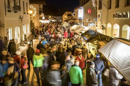 Beim „Lichterzauber“ wird der ganze Ortskern zum Christkindlmarkt