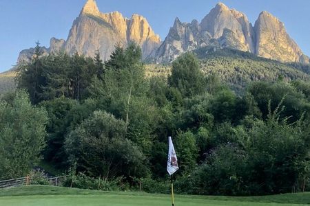 Vor dieser imposanten Kulisse auf dem Golfplatz St. Vigil in Seis spielen Gäste des Hotel Laurin in Dorf Tirol eine 9-Loch-Runde mit Golf-Pro Lindsey Irvine
