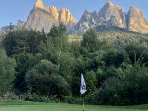 Vor dieser imposanten Kulisse auf dem Golfplatz St. Vigil in Seis spielen Gäste des Hotel Laurin in Dorf Tirol eine 9-Loch-Runde mit Golf-Pro Lindsey Irvine Vor dieser imposanten Kulisse auf dem Golfplatz St. Vigil in Seis spielen Gäste des Hotel Laurin in Dorf Tirol eine 9-Loch-Runde mit Golf-Pro Lindsey Irvine