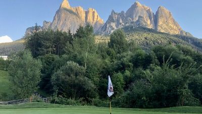 Vor dieser imposanten Kulisse auf dem Golfplatz St. Vigil in Seis spielen Gäste des Hotel Laurin in Dorf Tirol eine 9-Loch-Runde mit Golf-Pro Lindsey Irvine