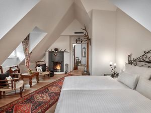 Seit über 100 Jahren ist das Hotel Schwarzer Adler Innsbruck in Besitz von Familie Ultsch, doch die Geschichte des Gebäudes reicht noch viel weiter zurück Seit über 100 Jahren ist das Hotel Schwarzer Adler Innsbruck in Besitz von Familie Ultsch, doch die Geschichte des Gebäudes reicht noch viel weiter zurück
