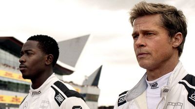 Der Rennfahrer Joshua Pearce (Damson Idris, li.) mit seinem Teamkollegen Sonny Hayes (Brad Pitt)