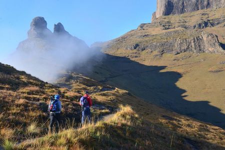 Vor gewaltiger Naturkulisse im Reich der Zulu – die Überquerung der Drakensberge absolvieren Gäste mit Hauser Exkursionen und Südafrikas erster lokaler Bergführerin