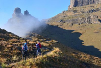 Vor gewaltiger Naturkulisse im Reich der Zulu – die Überquerung der Drakensberge absolvieren Gäste mit Hauser Exkursionen und Südafrikas erster lokaler Bergführerin