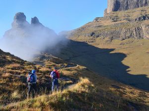 Vor gewaltiger Naturkulisse im Reich der Zulu – die Überquerung der Drakensberge absolvieren Gäste mit Hauser Exkursionen und Südafrikas erster lokaler Bergführerin Vor gewaltiger Naturkulisse im Reich der Zulu – die Überquerung der Drakensberge absolvieren Gäste mit Hauser Exkursionen und Südafrikas erster lokaler Bergführerin