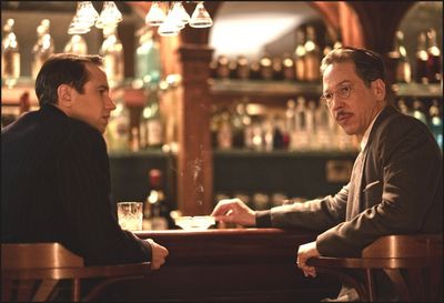 Jan Bojarski (Reda Kateb, re.) und Kommissar Mattei (Pierre Lottin) sprechen zufällig miteinander in einer Hotelbar. Mattei kennt das Gesicht seines Gegenspielers nicht und hält ihn für einen Handwerks-Vertreter