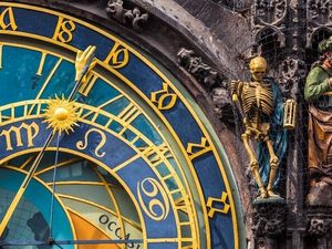 Schauplatz des Rätselhaften: Die astronomische Uhr in Prag ist mehr als ein Zifferblatt, sie ist ein Fenster in die Seele der Goldenen Stadt Schauplatz des Rätselhaften: Die astronomische Uhr in Prag ist mehr als ein Zifferblatt, sie ist ein Fenster in die Seele der Goldenen Stadt