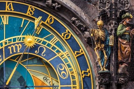 Schauplatz des Rätselhaften: Die astronomische Uhr in Prag ist mehr als ein Zifferblatt, sie ist ein Fenster in die Seele der Goldenen Stadt