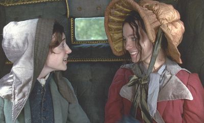 Elinor Dashwood (Daisy Edgar-Jones) und Marianne Dashwood (Esmé Creed-Miles)