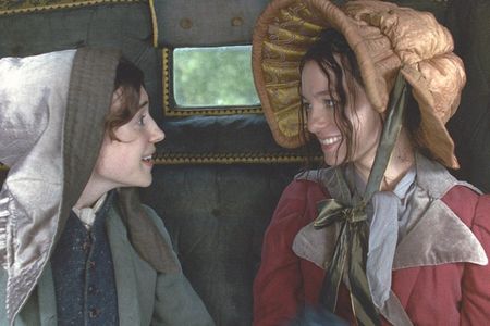 Elinor Dashwood (Daisy Edgar-Jones) und Marianne Dashwood (Esmé Creed-Miles)