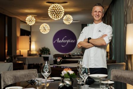 40 Jahre alt und schon seit elf Jahren Sternekoch – Maximilian Moser möchte seinen Gästen im Gourmetrestaurant Aubergine mit dem neuen À-la-carte-Angebot in Sachen Flexibilität entgegenkommen