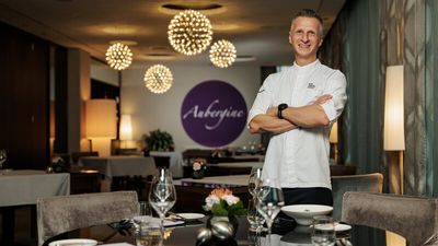 40 Jahre alt und schon seit elf Jahren Sternekoch – Maximilian Moser möchte seinen Gästen im Gourmetrestaurant Aubergine mit dem neuen À-la-carte-Angebot in Sachen Flexibilität entgegenkommen