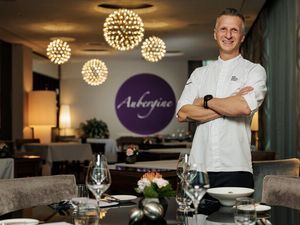 40 Jahre alt und schon seit elf Jahren Sternekoch – Maximilian Moser möchte seinen Gästen im Gourmetrestaurant Aubergine mit dem neuen À-la-carte-Angebot in Sachen Flexibilität entgegenkommen 40 Jahre alt und schon seit elf Jahren Sternekoch – Maximilian Moser möchte seinen Gästen im Gourmetrestaurant Aubergine mit dem neuen À-la-carte-Angebot in Sachen Flexibilität entgegenkommen