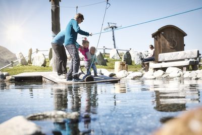 Die Arlberger Bergbahnen bringen Urlauber in St. Anton am Arlberg bequem in kühlere Höhen – etwa zum Wasserspielplatz am Galzig 