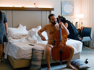 Klemens (Hilmir Snær Guðnason) präsentiert sich beim Video-Call mit Sigríður in seiner ganzen Freizügigkeit Klemens (Hilmir Snær Guðnason) präsentiert sich beim Video-Call mit Sigríður in seiner ganzen Freizügigkeit